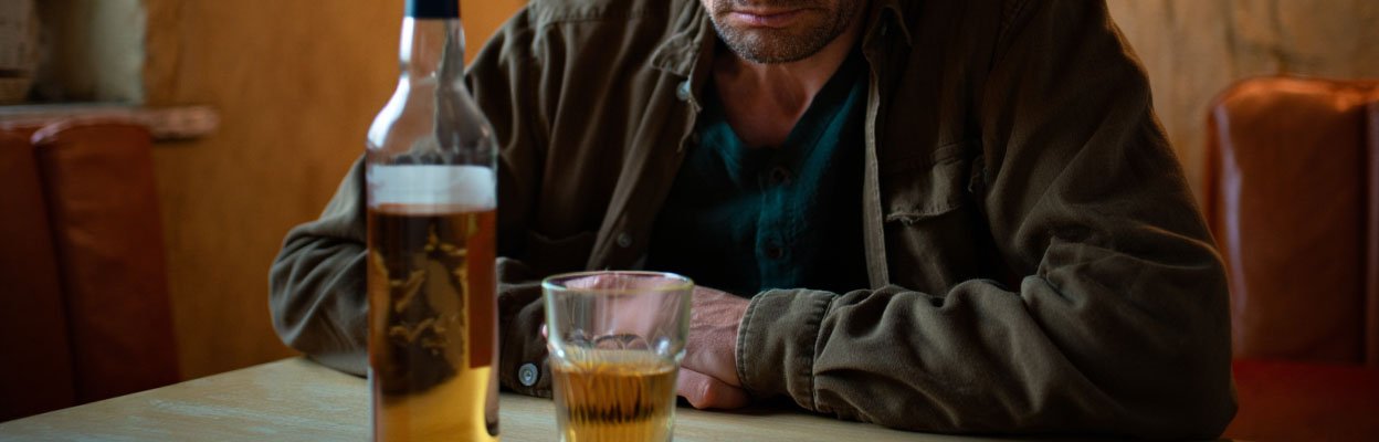 Мужчина со стаканом алкоголя